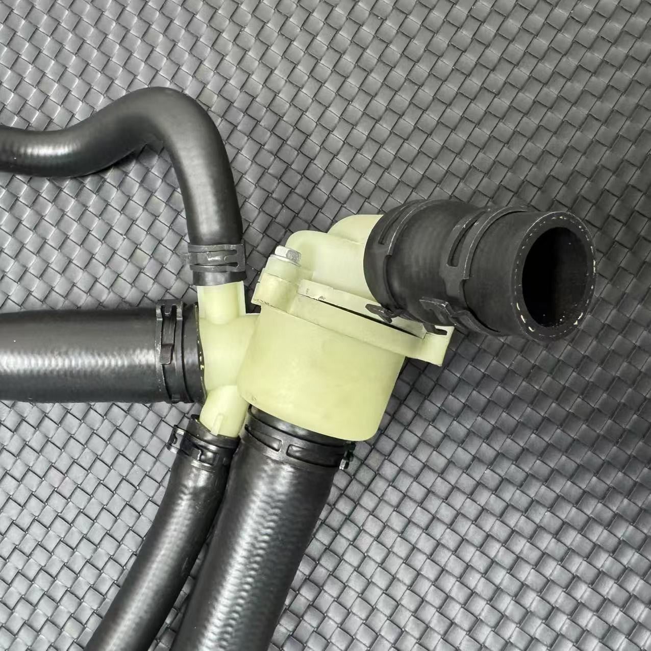 PEL500290 Thermostat Radiator Coolant Hose for Land Rover Discovery 04-09