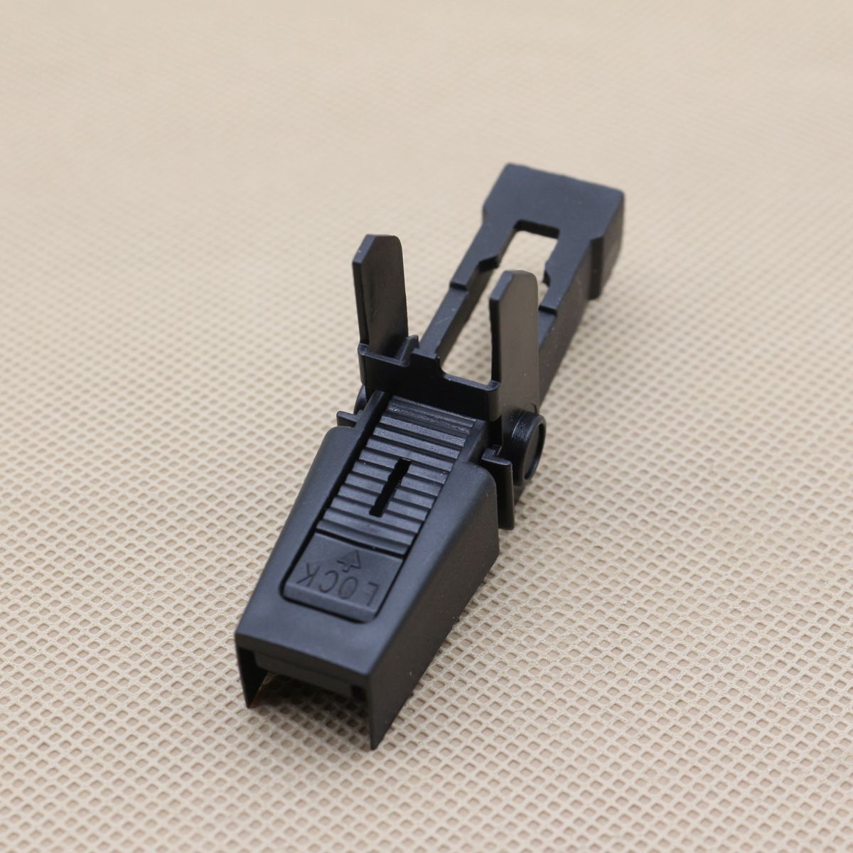 One-piece windshield wiper blade retainer DKW100020 for Land Rover Discovery 2