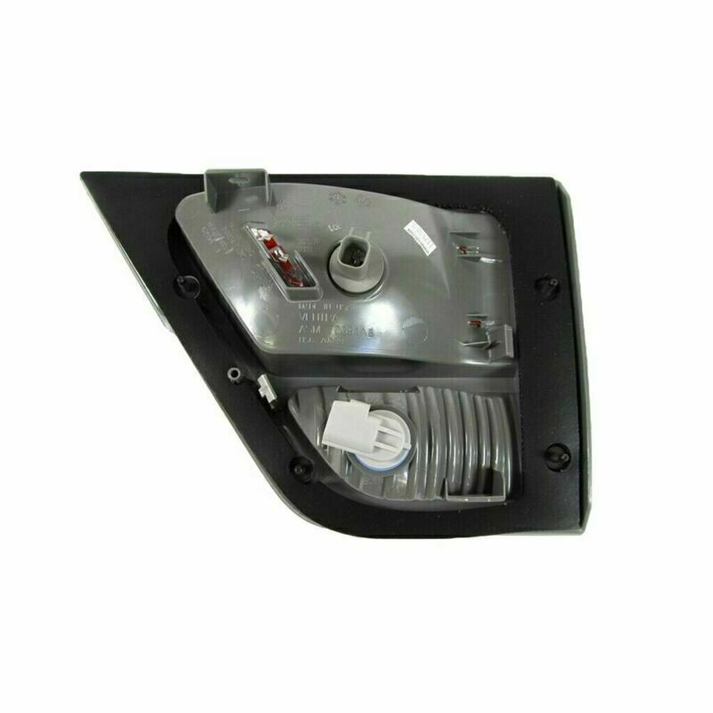 The right rear inner taillight and rear brake are suitable for Jeep Grand Cherokee 2011, 2012, and 2013 models.
