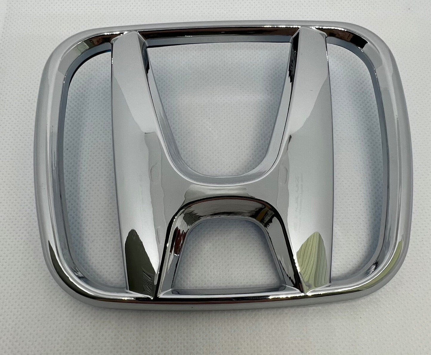 The front grille badge is applicable to for Honda Accord 2003-2007 and CR-V 2002-2011.