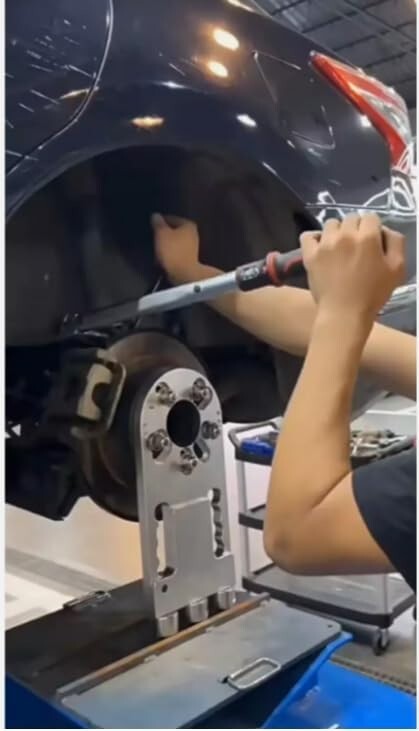 Wheel Hub Stand Tool, Automotive Chassis Stress Relief for 4, 5, 6-Hole Cars